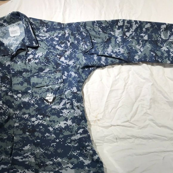 US Navy Blue Camouflage Digital Camo Shirt Size Medium Long Top USN Patches - Picture 3 of 7